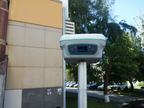 RGK SR1 с RGK SC100 и вехой RGK GLS 18 - комплект GNSS приемника