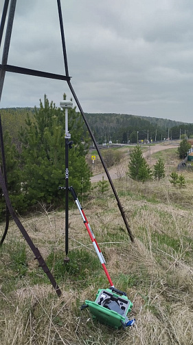 RGK SR1 с RGK SC100 и вехой RGK GLS 24 - комплект GNSS приемника